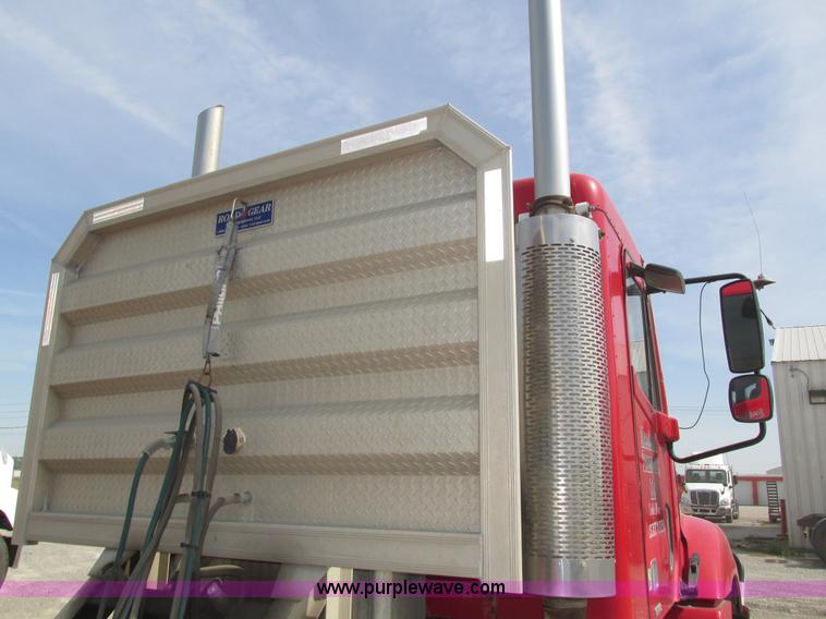 image for item H1145 2006 Freightliner Columbia semi truck