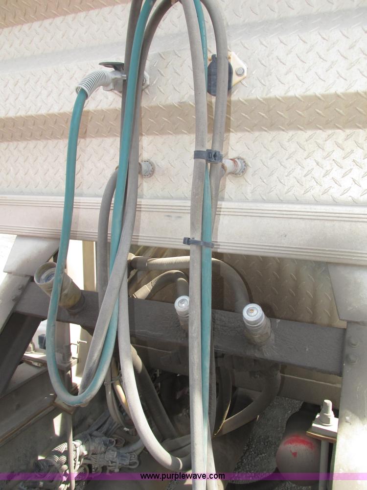 image for item H1145 2006 Freightliner Columbia semi truck