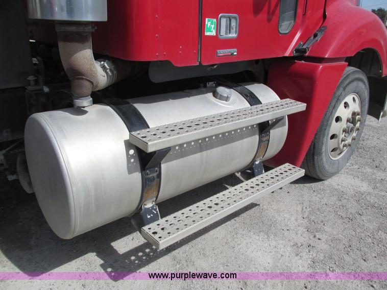 image for item H1145 2006 Freightliner Columbia semi truck