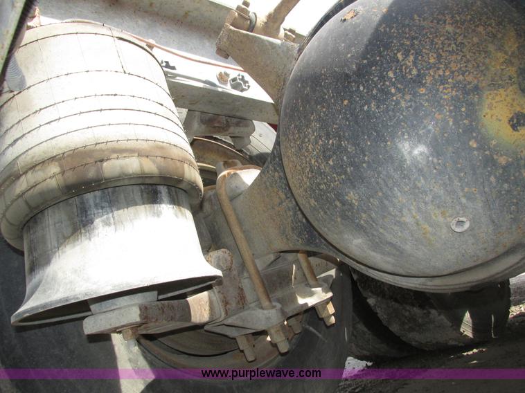 image for item H1145 2006 Freightliner Columbia semi truck