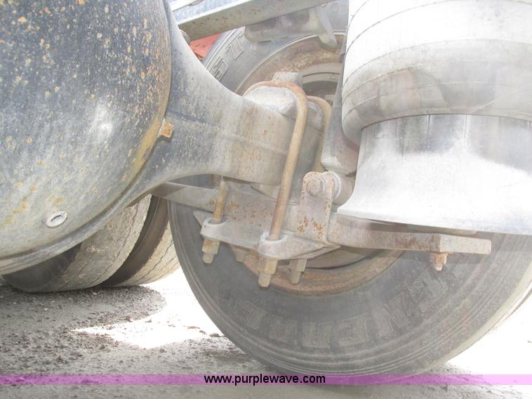 image for item H1145 2006 Freightliner Columbia semi truck