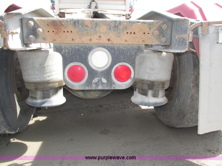 image for item H1145 2006 Freightliner Columbia semi truck