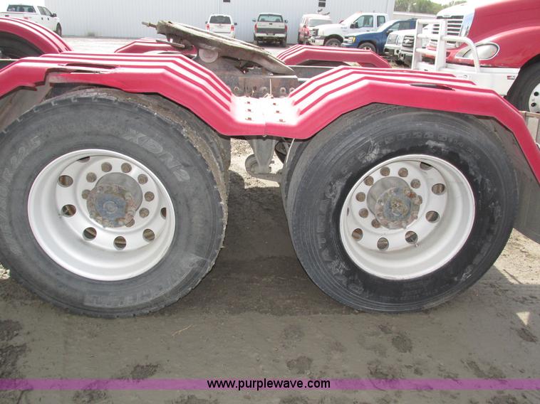 image for item H1145 2006 Freightliner Columbia semi truck