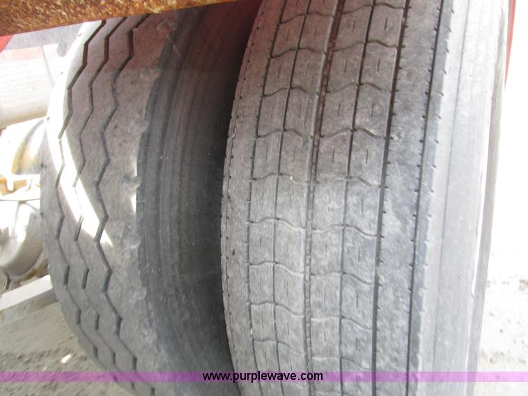 image for item H1145 2006 Freightliner Columbia semi truck