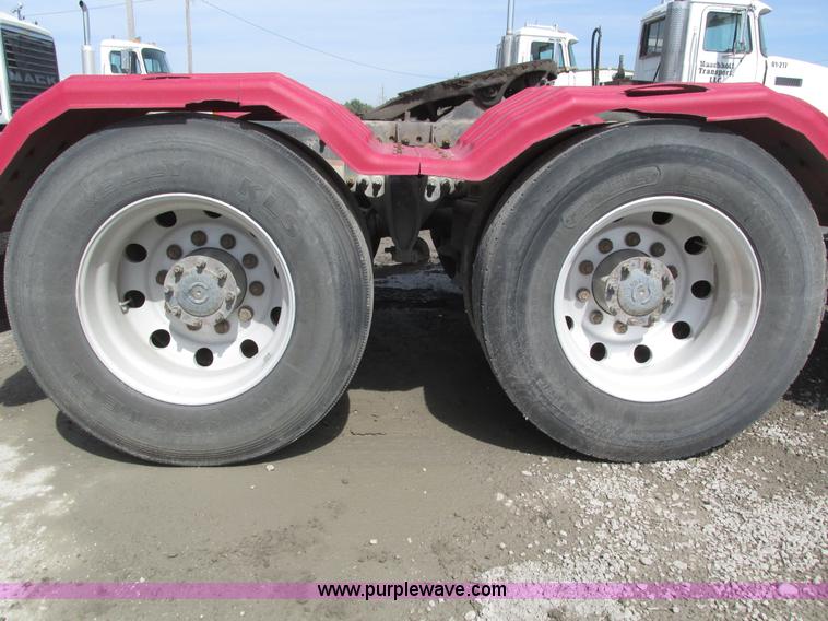 image for item H1145 2006 Freightliner Columbia semi truck