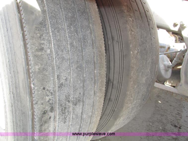 image for item H1145 2006 Freightliner Columbia semi truck