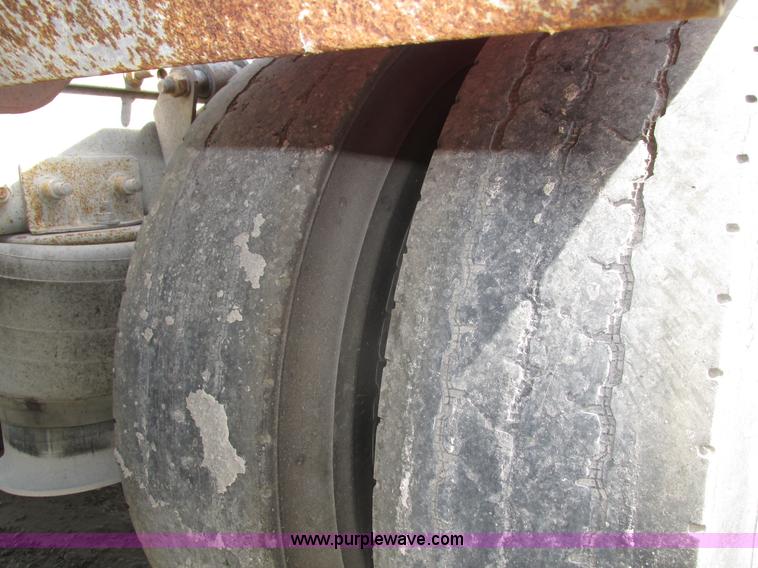 image for item H1145 2006 Freightliner Columbia semi truck