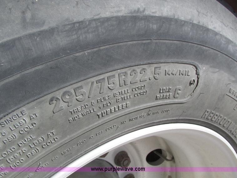 image for item H1145 2006 Freightliner Columbia semi truck