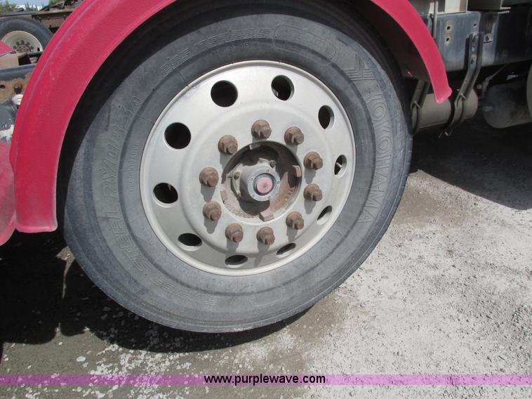 image for item H1145 2006 Freightliner Columbia semi truck