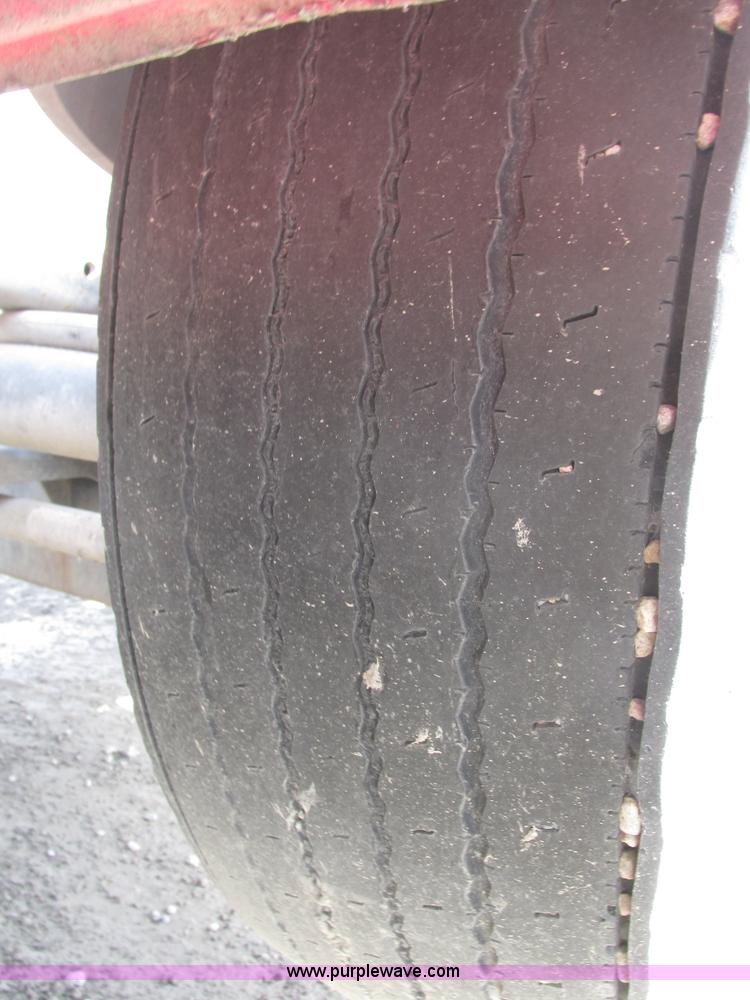 image for item H1145 2006 Freightliner Columbia semi truck