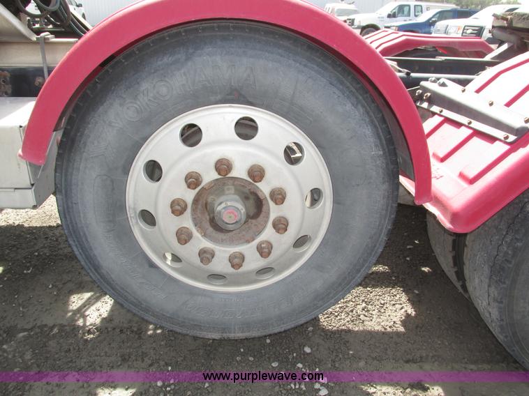 image for item H1145 2006 Freightliner Columbia semi truck