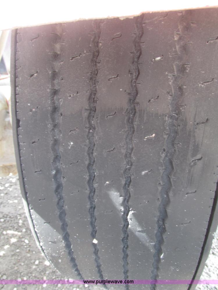 image for item H1145 2006 Freightliner Columbia semi truck