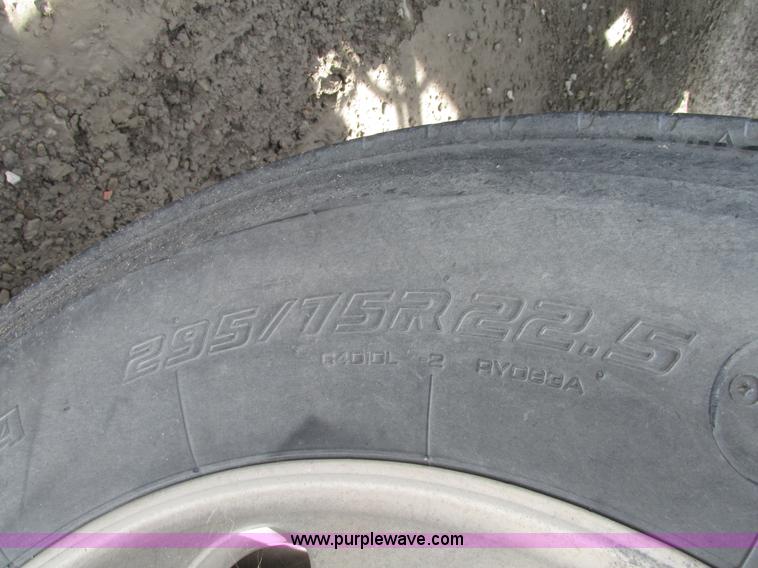 image for item H1145 2006 Freightliner Columbia semi truck