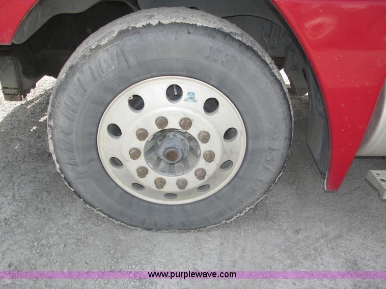 image for item H1145 2006 Freightliner Columbia semi truck