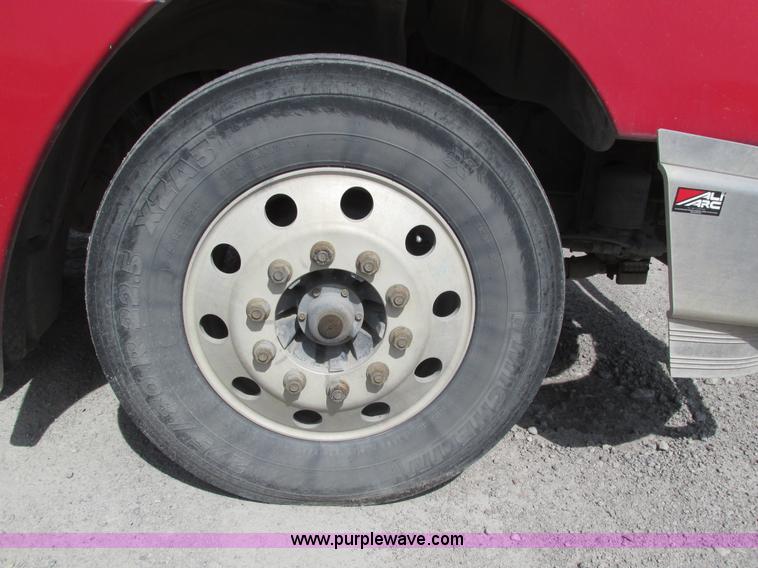 image for item H1145 2006 Freightliner Columbia semi truck