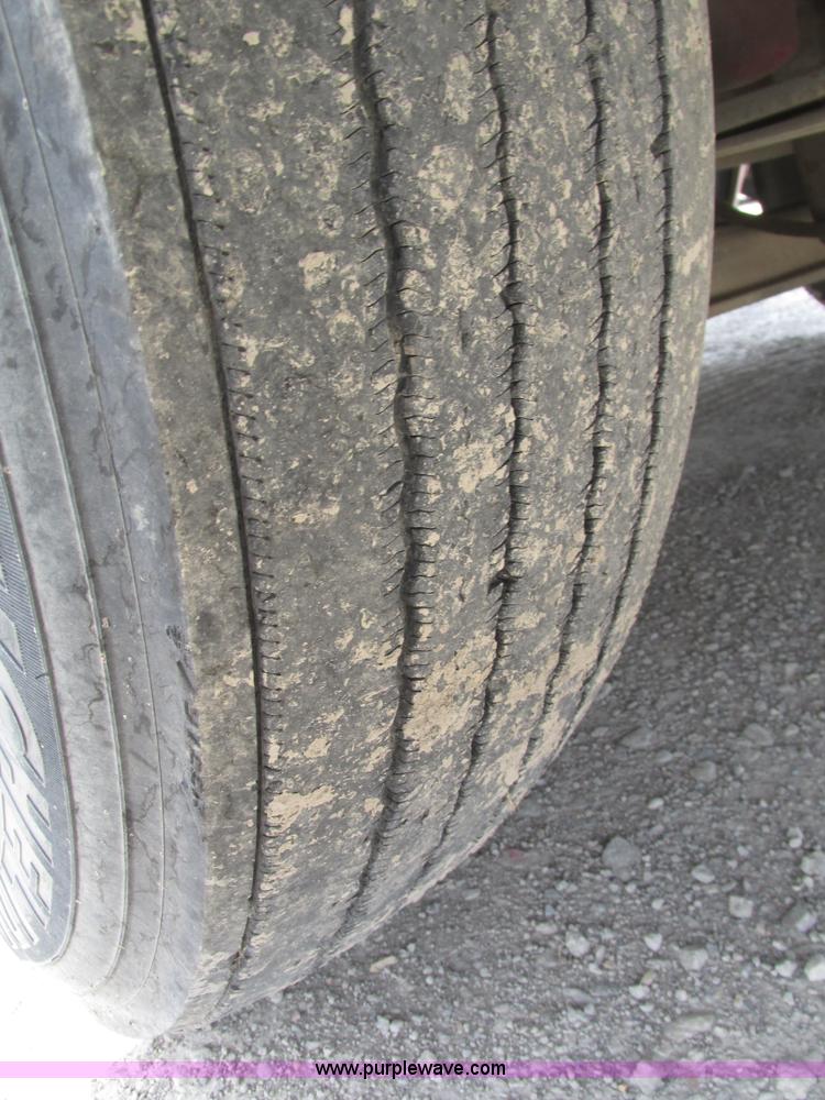 image for item H1145 2006 Freightliner Columbia semi truck