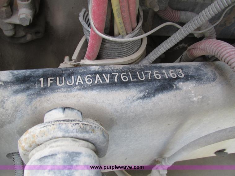 image for item H1145 2006 Freightliner Columbia semi truck