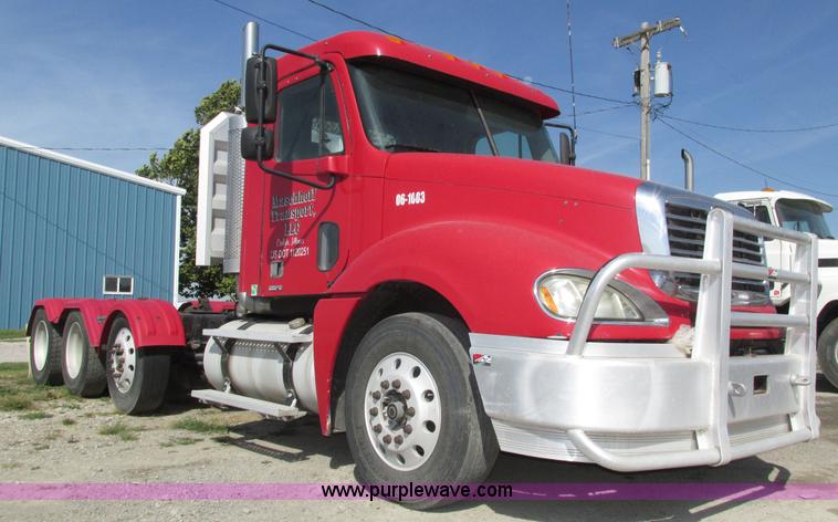 image for item H1146 2006 Freightliner Columbia semi truck