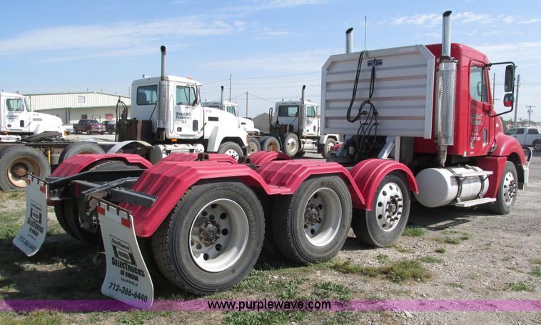 image for item H1146 2006 Freightliner Columbia semi truck