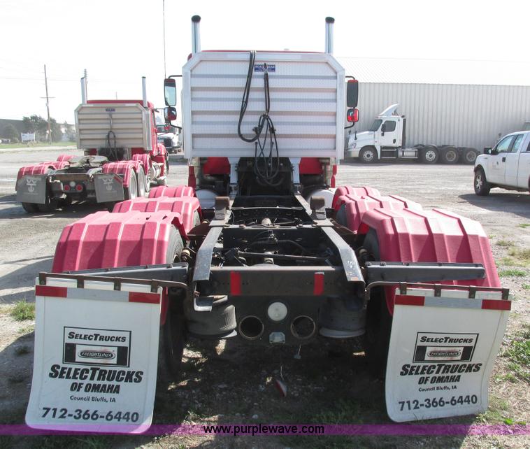 image for item H1146 2006 Freightliner Columbia semi truck