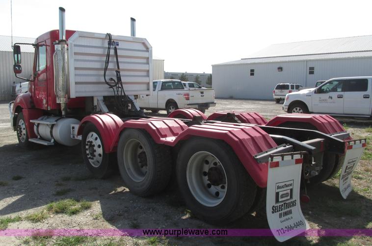 image for item H1146 2006 Freightliner Columbia semi truck