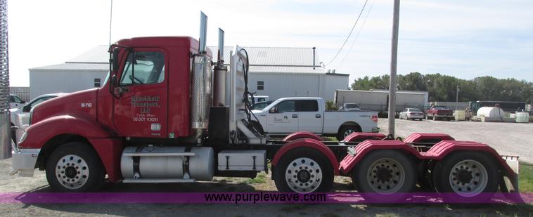 image for item H1146 2006 Freightliner Columbia semi truck