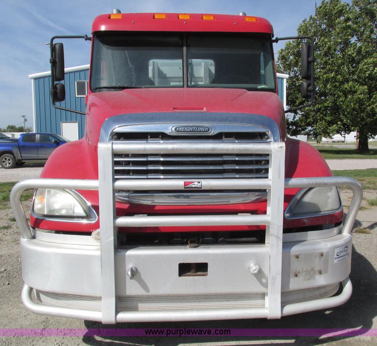 image for item H1146 2006 Freightliner Columbia semi truck