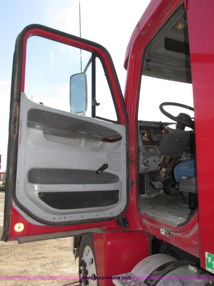 image for item H1146 2006 Freightliner Columbia semi truck