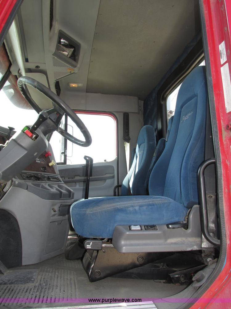 image for item H1146 2006 Freightliner Columbia semi truck