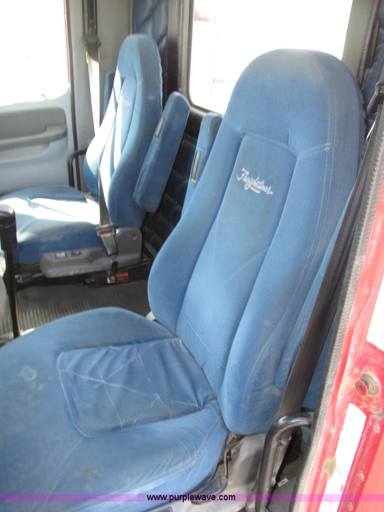 image for item H1146 2006 Freightliner Columbia semi truck