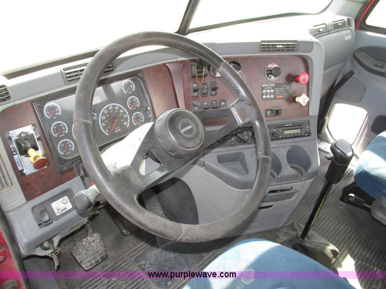 image for item H1146 2006 Freightliner Columbia semi truck