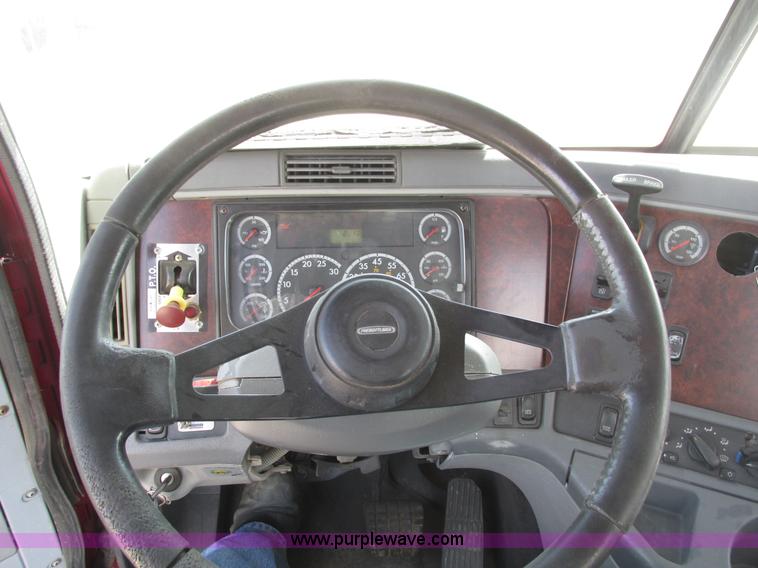 image for item H1146 2006 Freightliner Columbia semi truck