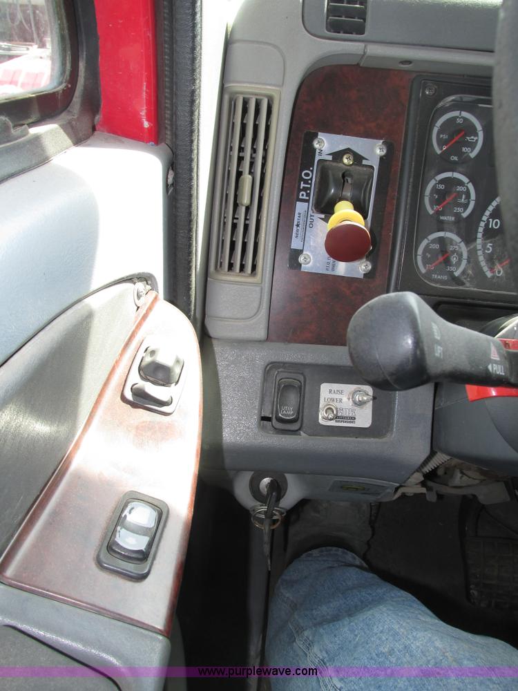 image for item H1146 2006 Freightliner Columbia semi truck