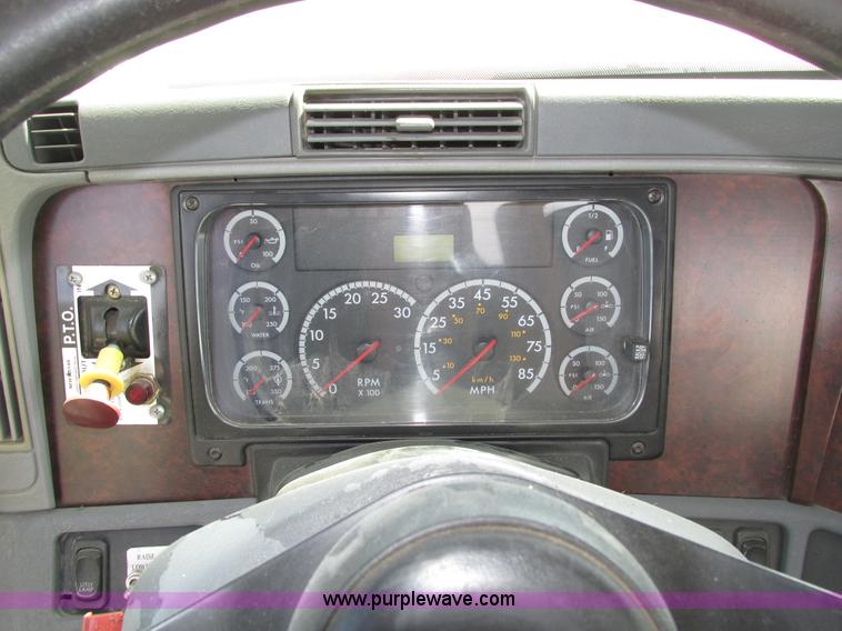 image for item H1146 2006 Freightliner Columbia semi truck