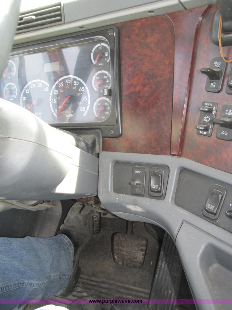 image for item H1146 2006 Freightliner Columbia semi truck