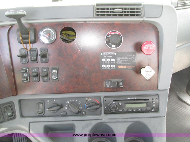 image for item H1146 2006 Freightliner Columbia semi truck