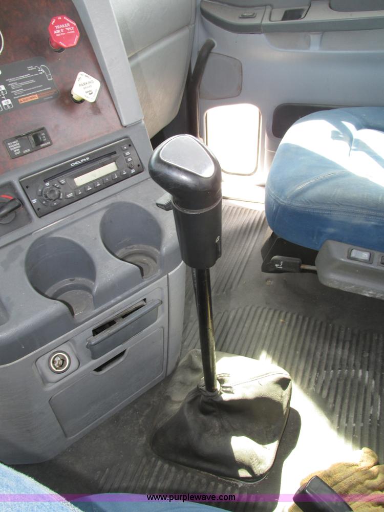 image for item H1146 2006 Freightliner Columbia semi truck