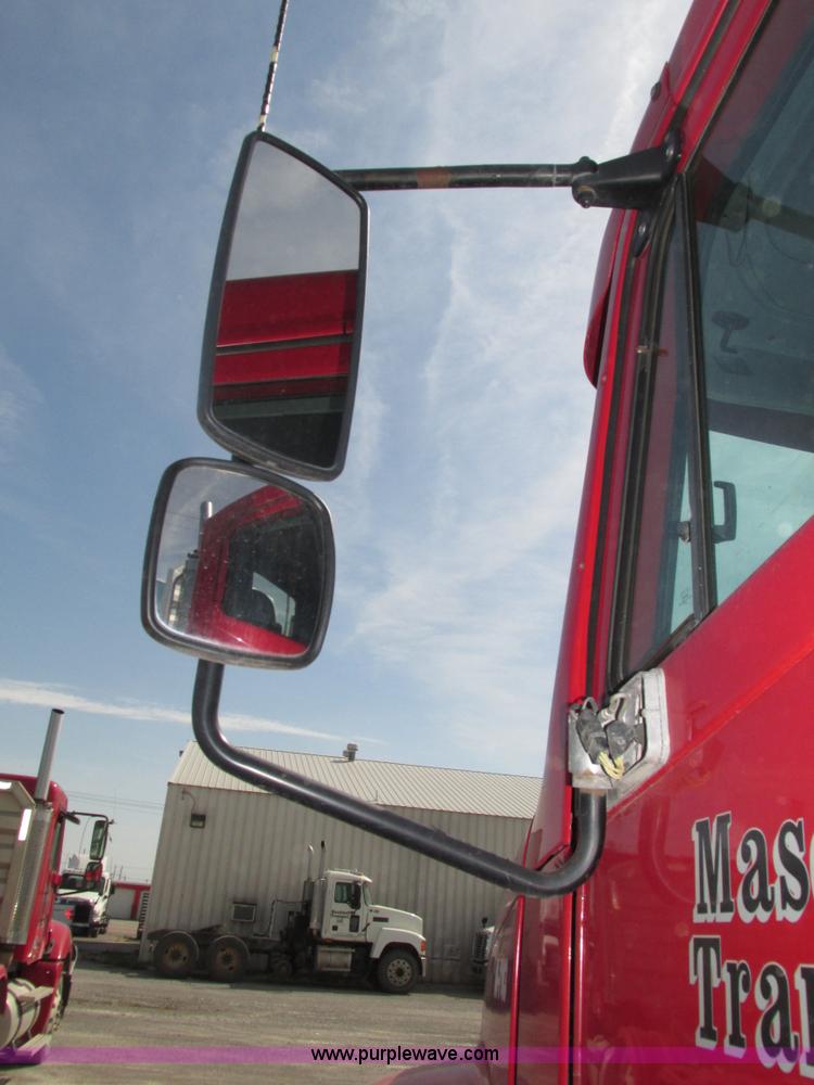 image for item H1146 2006 Freightliner Columbia semi truck