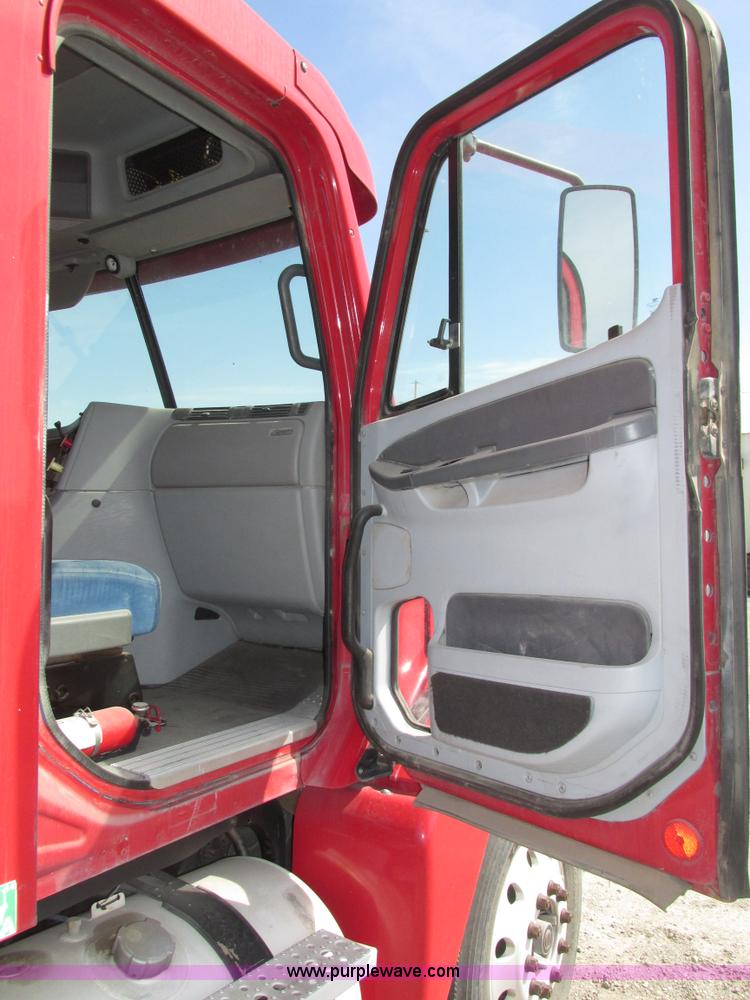 image for item H1146 2006 Freightliner Columbia semi truck