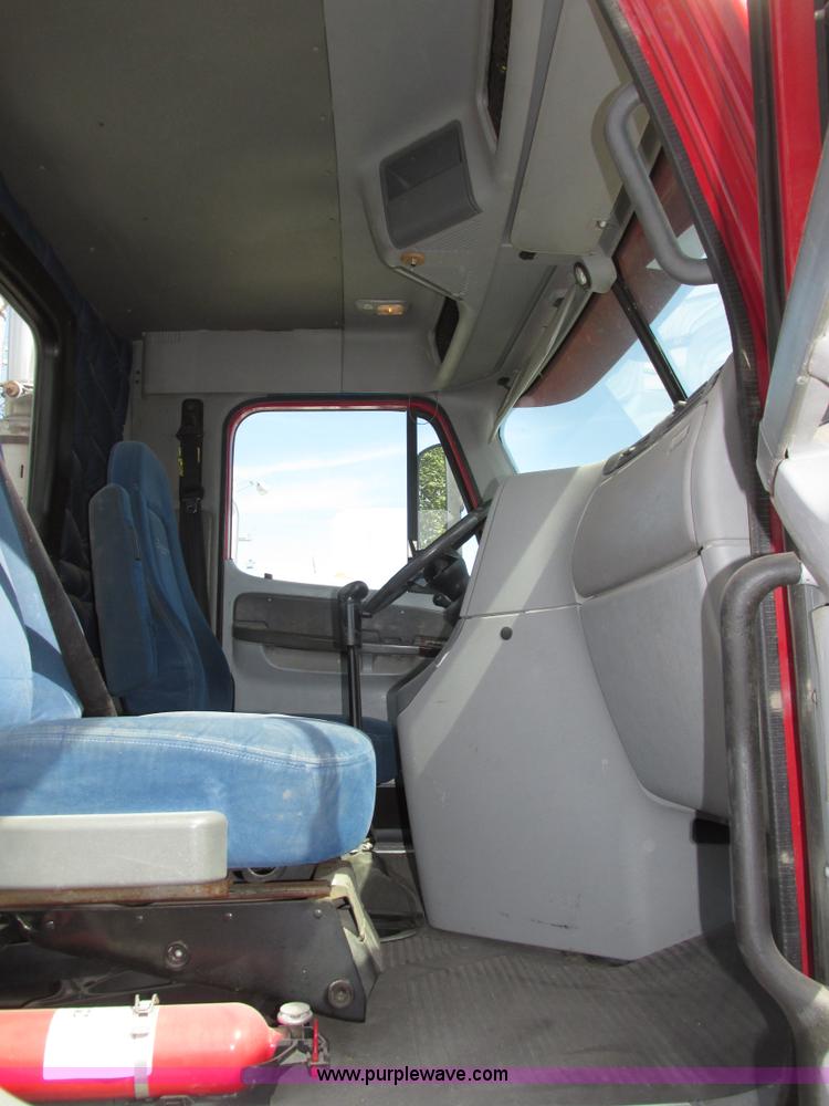 image for item H1146 2006 Freightliner Columbia semi truck