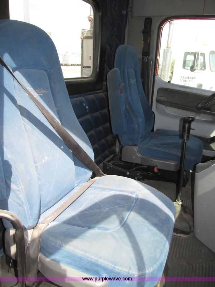 image for item H1146 2006 Freightliner Columbia semi truck