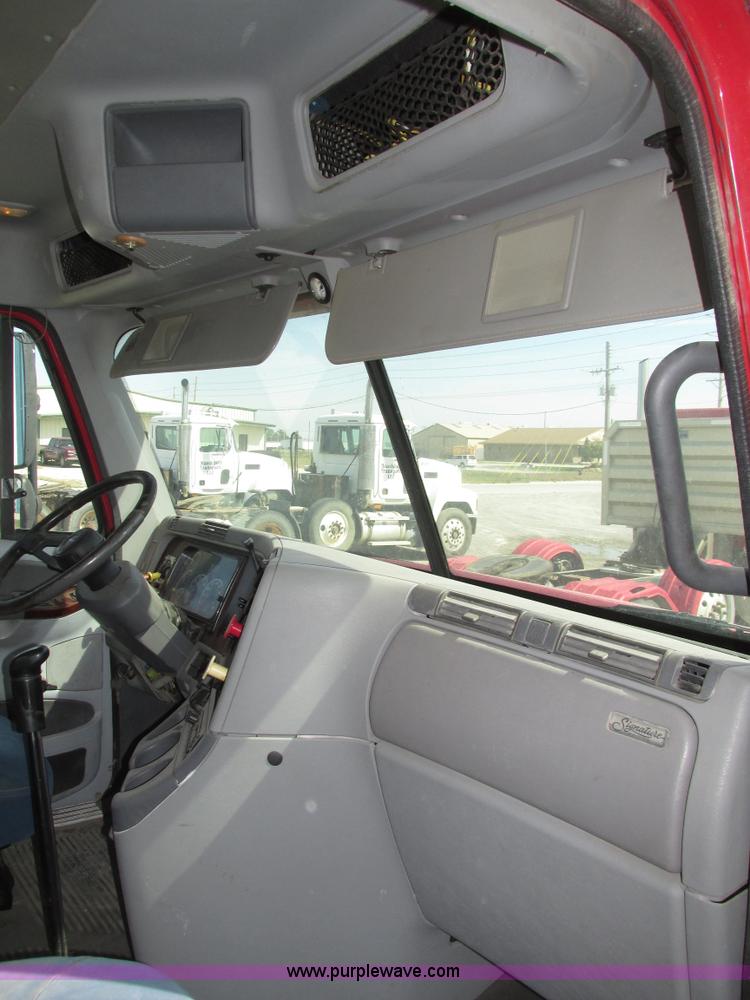 image for item H1146 2006 Freightliner Columbia semi truck