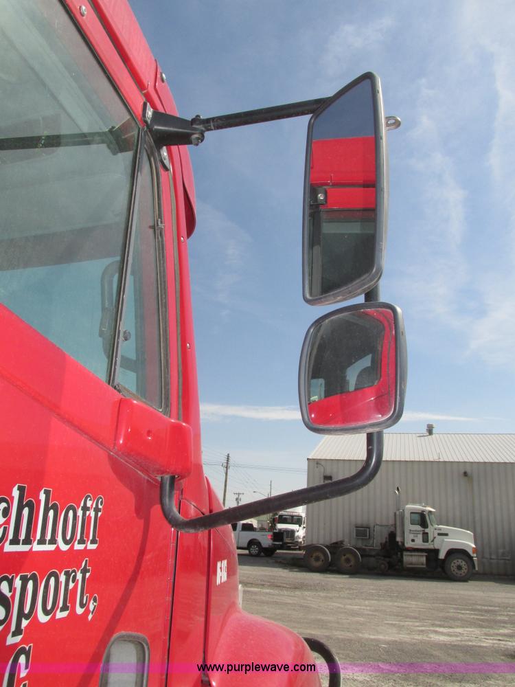 image for item H1146 2006 Freightliner Columbia semi truck