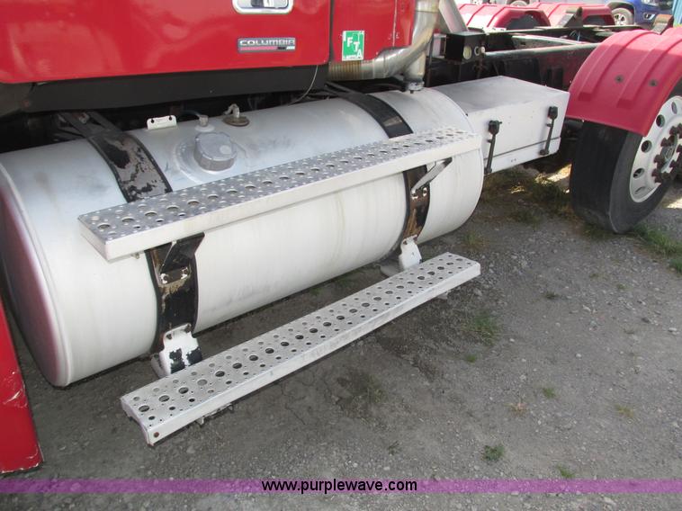 image for item H1146 2006 Freightliner Columbia semi truck