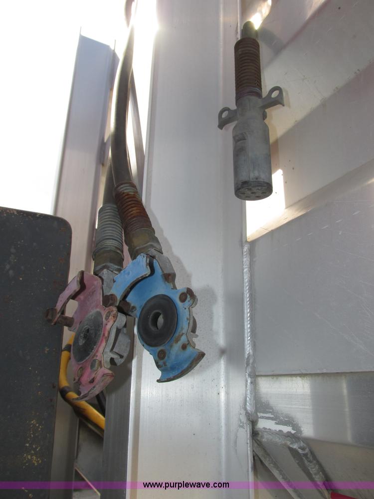 image for item H1146 2006 Freightliner Columbia semi truck