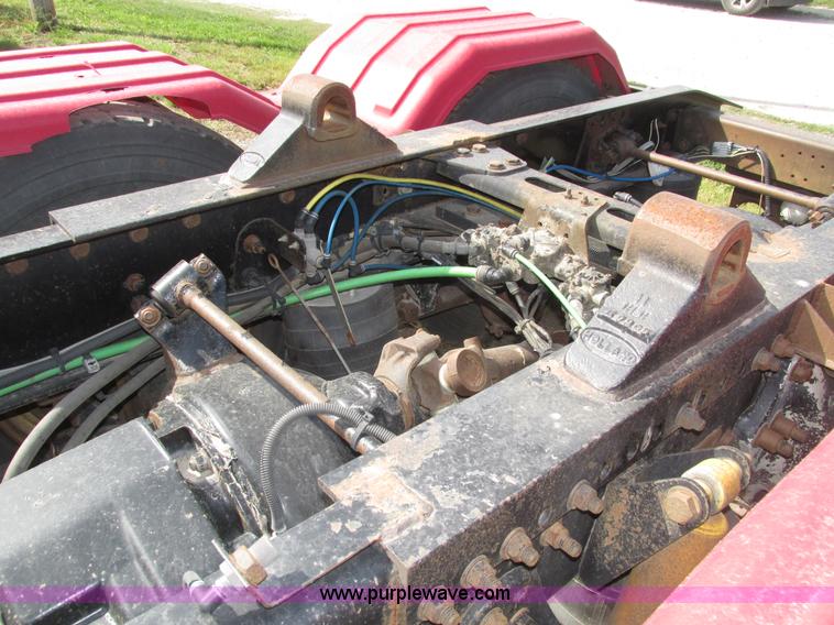 image for item H1146 2006 Freightliner Columbia semi truck