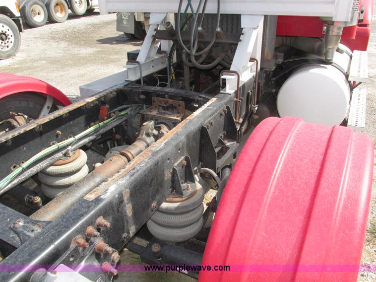 image for item H1146 2006 Freightliner Columbia semi truck