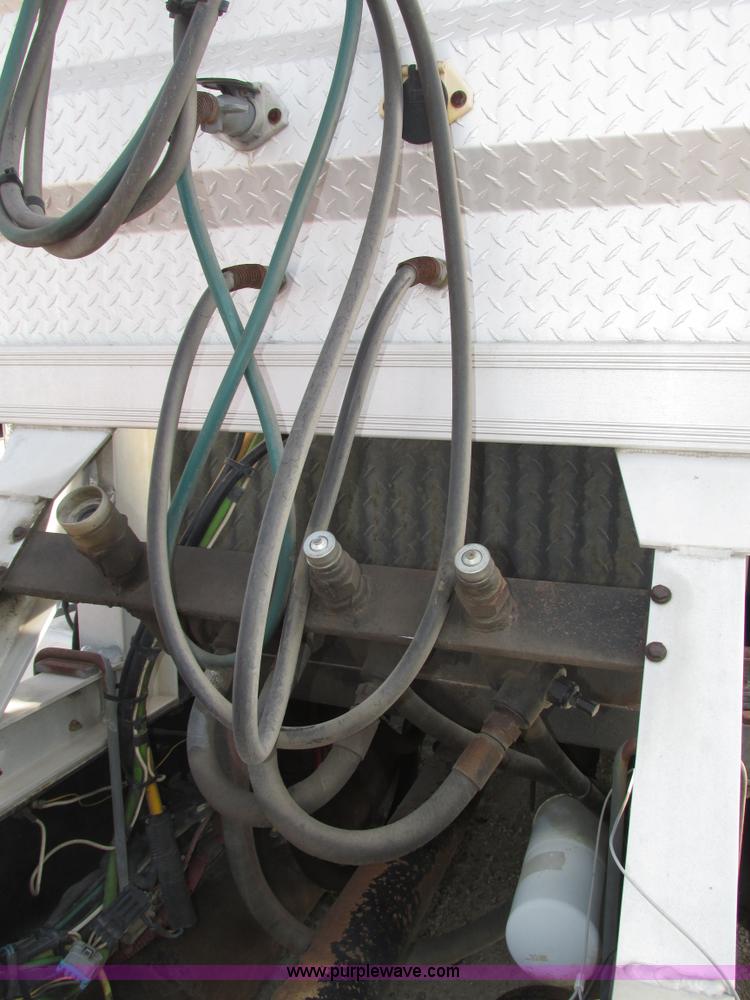 image for item H1146 2006 Freightliner Columbia semi truck