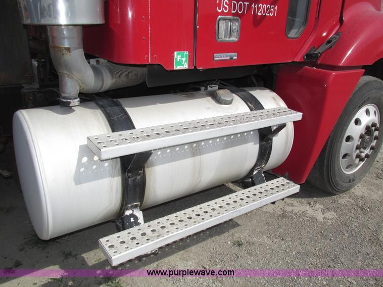 image for item H1146 2006 Freightliner Columbia semi truck