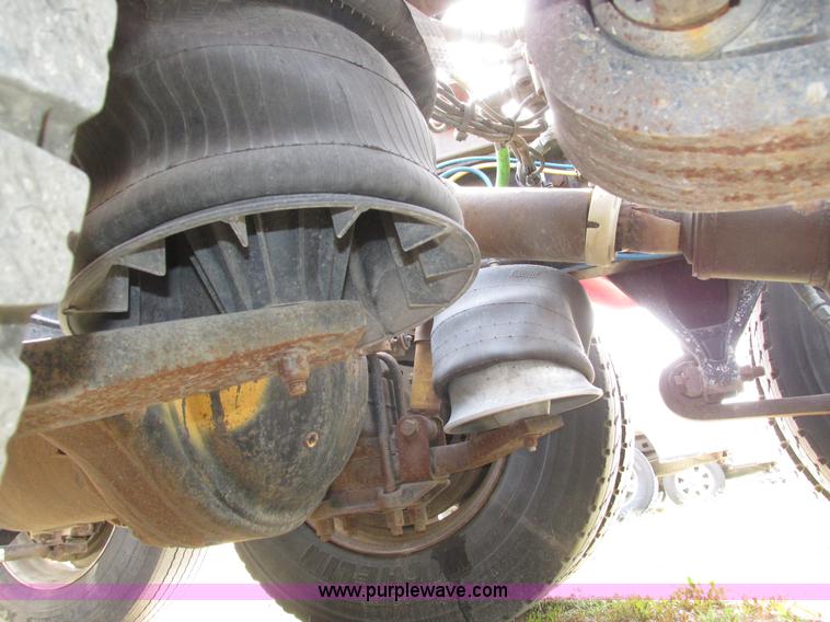 image for item H1146 2006 Freightliner Columbia semi truck